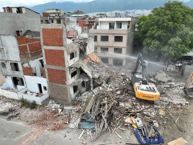 Beşyol'da riskli binaların yıkımı sürüyor