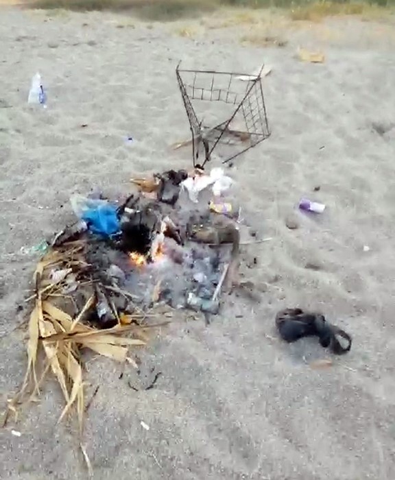 Caretta Caretta yuvasının koruma kafesini kaldırıp üzerinde mangal yaptılar