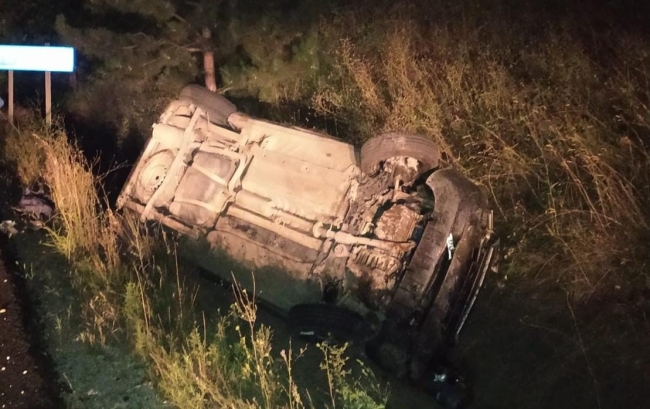 Bursa'da TIR'ın çarptığı otomobil kanala devrildi