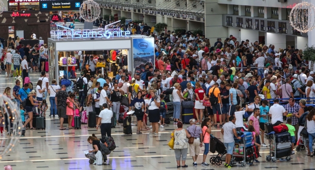 Antalya'ya hava yoluyla gelen turist sayısı 9 milyonu aştı
