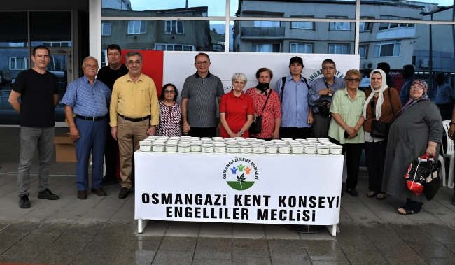 Bursa'da engelliler kendi elleriyle aşure dağıttı