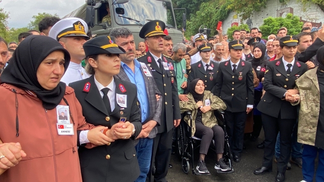 Şehit eşinin üniformasını giyip asker selamıyla uğurladı