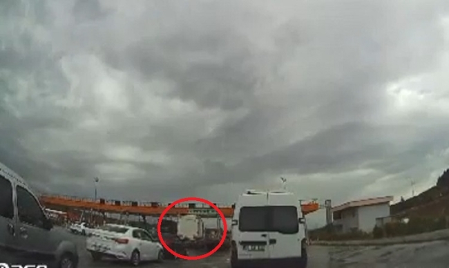 Bursa'da kontrolden çıkan TIR gişelerdeki 3 otomobile çarptı
