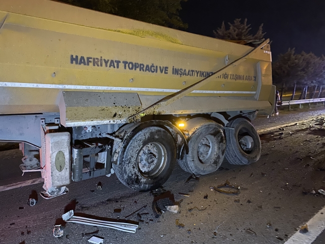 Makas atan sürücü kamyona çarptı: 2 yaralı