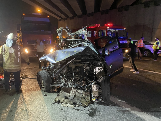 Makas atan sürücü kamyona çarptı: 2 yaralı