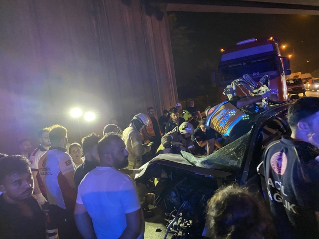 Makas atan sürücü kamyona çarptı: 2 yaralı