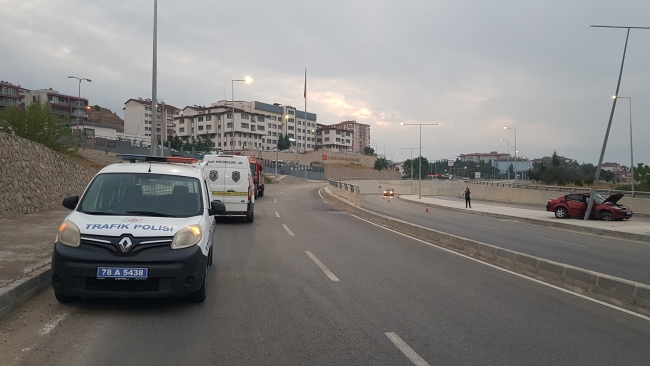 Aydınlatma direğine çarpan sürücü can verdi!
