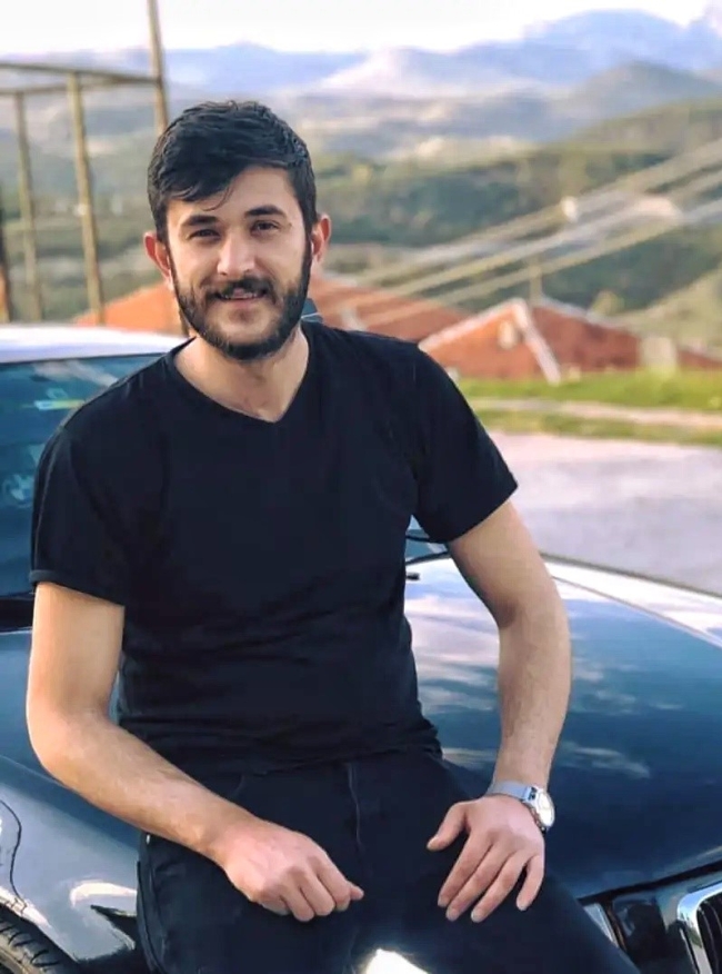 Aydınlatma direğine çarpan sürücü can verdi!