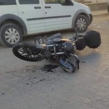 Hafif ticari araç ile motosiklet çarpıştı
