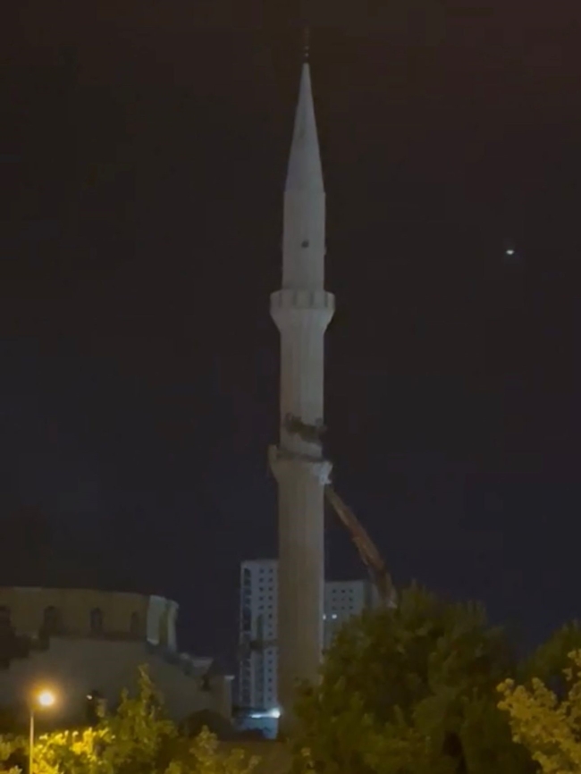 Depremde hasar alan cami minaresi yıkıldı