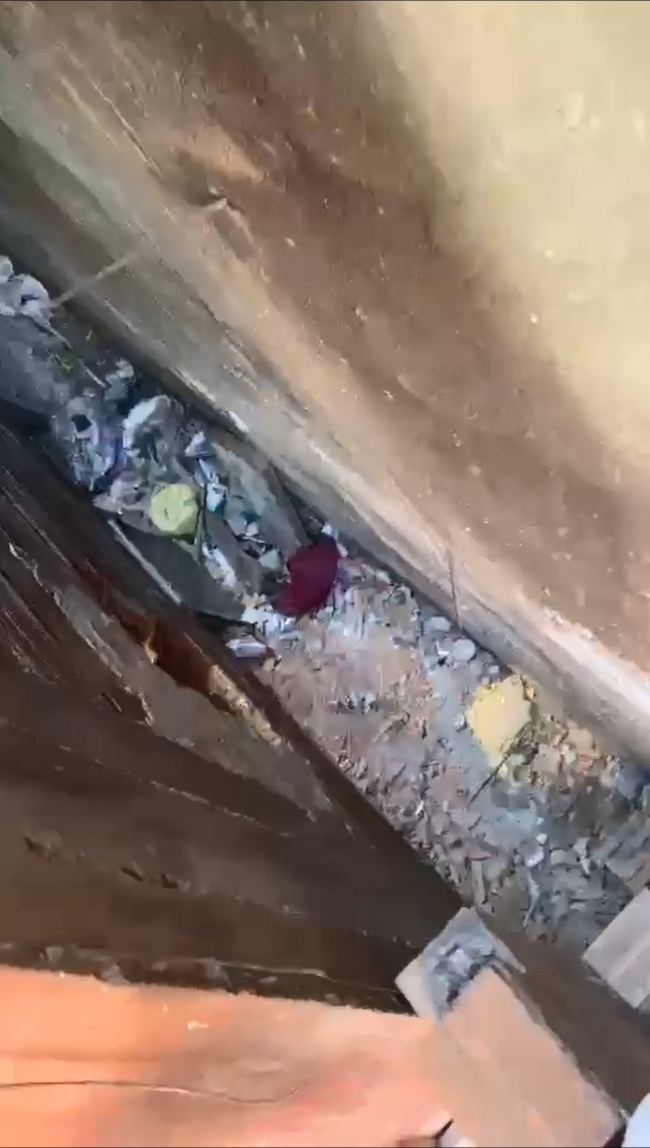 Kapıyı açamayınca iş yerinin duvarını deldiler!