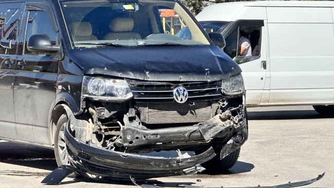 Feci kaza! Sürüklenerek dükkana girdi