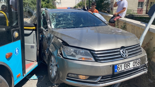 Halk otobüsü ile araç kafa kafaya çarpıştı