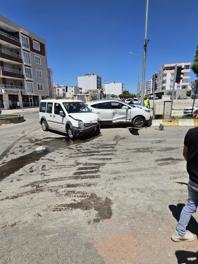 Adıyaman’da 2 araç çarpıştı: 3 yaralı
