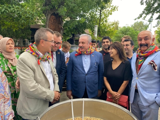 Mustafa Şentop yörüklere aşure dağıttı!