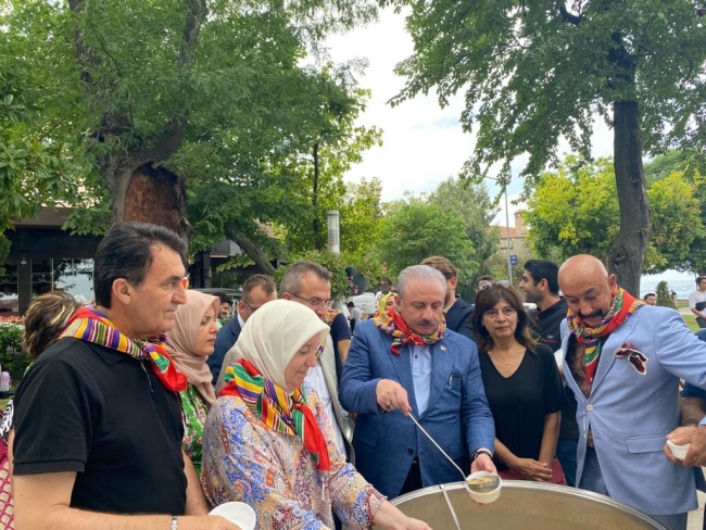 Mustafa Şentop yörüklere aşure dağıttı!