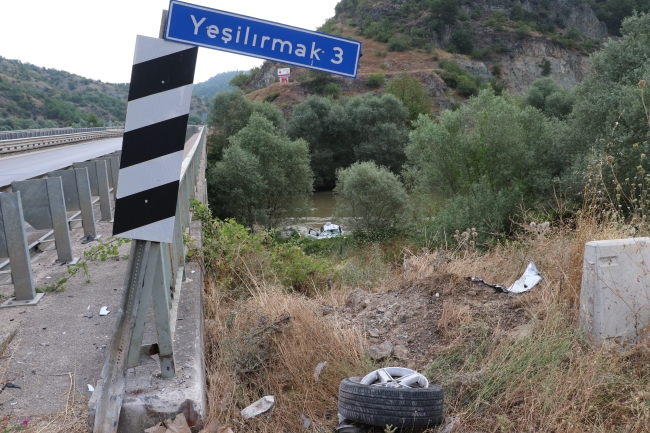 Otomobil Yeşilırmak’a uçtu: 5 yaralı