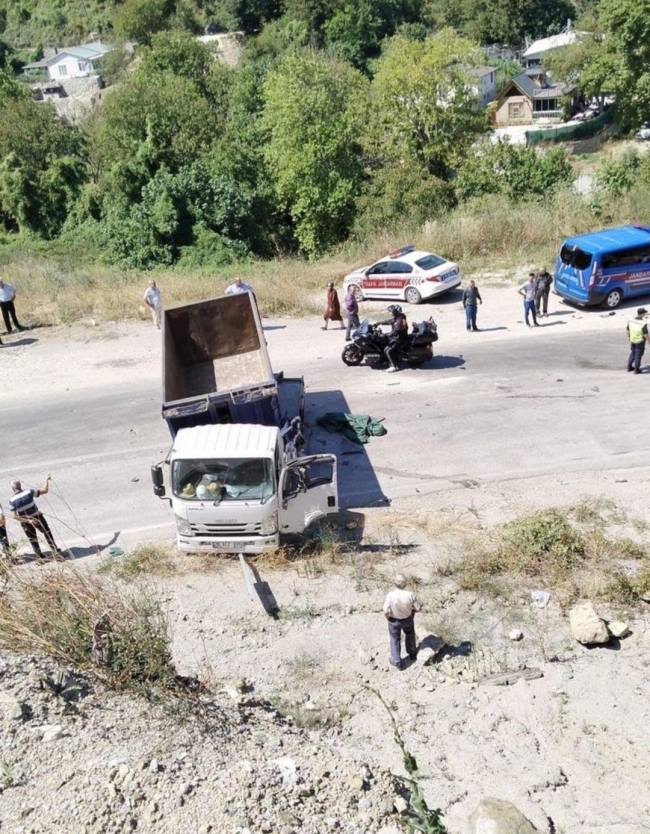 Bursa'da yolcu minibüsü ile kamyon çarpıştı: 1 ölü, 5 yaralı