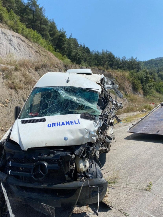 Bursa'da yolcu minibüsü ile kamyon çarpıştı: 1 ölü, 5 yaralı
