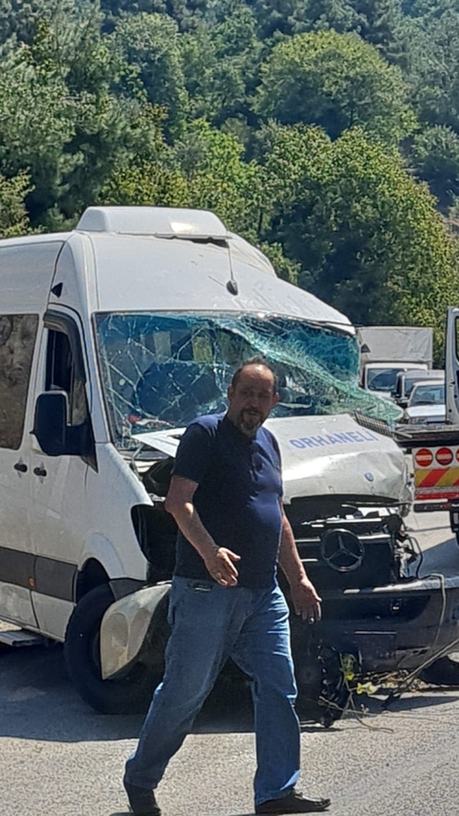 Bursa'da yolcu minibüsü ile kamyon çarpıştı: 1 ölü, 5 yaralı