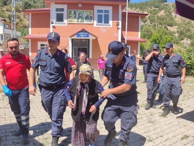 Tokat'ta kaybolan yaşlı kadını jandarma buldu