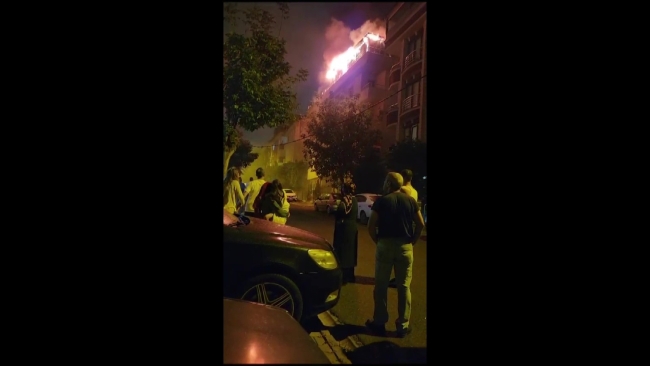 Çekmeköy'de 5 katlı binanın çatı katı alev alev yandı