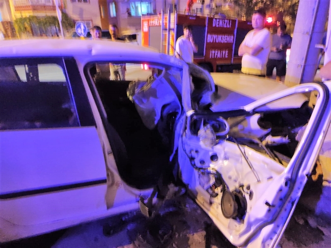 Virajı alamayan otomobil duvara çarparak durabildi