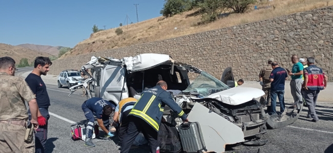Feci kaza! Minibüs kamyona çarptı