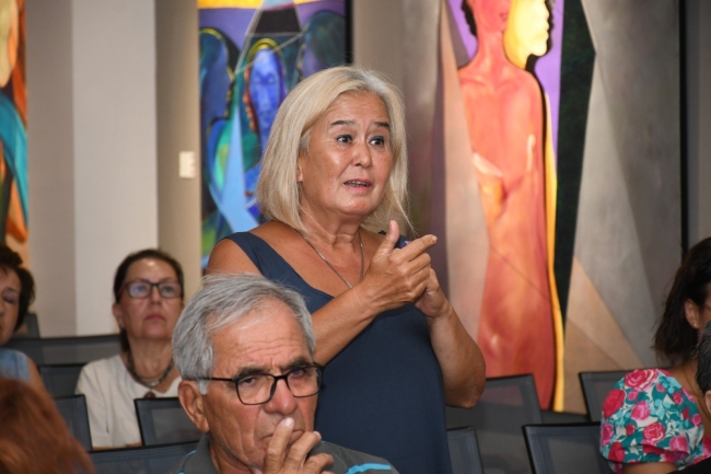 Ünlü yazar Kuşadası'na yerleşmek istiyor