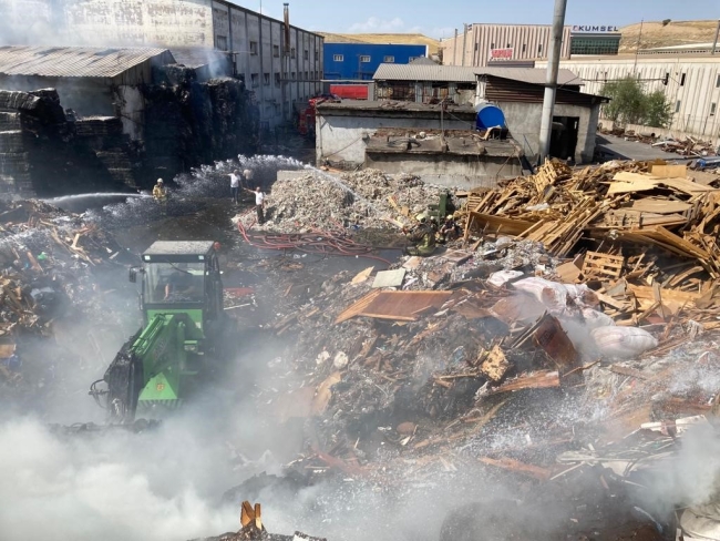 Geri dönüşüm fabrikasında yangın paniği