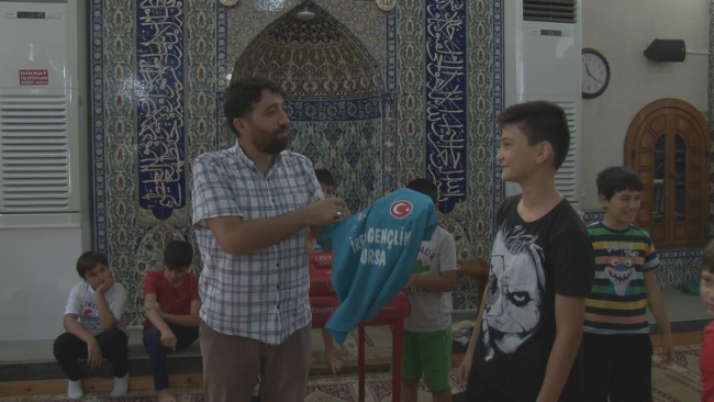Camide antrenörlerle bilek güreşi yaptılar
