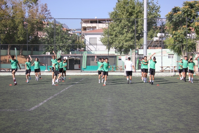 Genç horozlar çift kalede ter attı