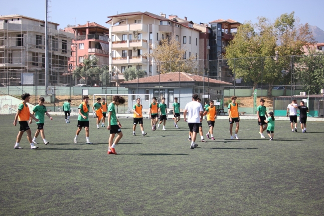 Genç horozlar çift kalede ter attı