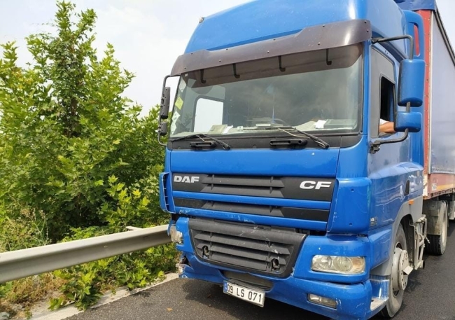 Bursa'da TIR otomobile çarptı: 5 yaralı