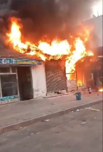 Çıkan yangında iki iş yeri küle döndü