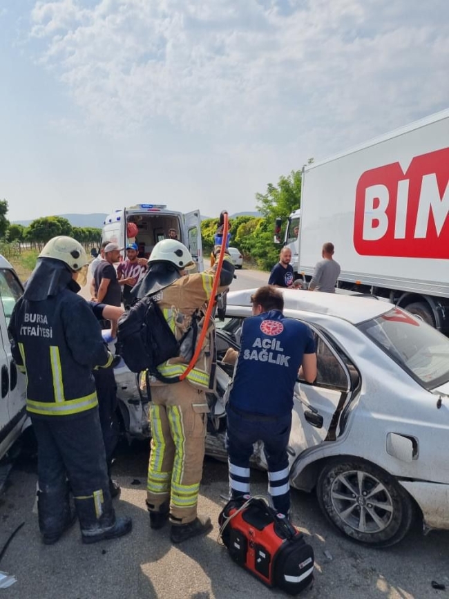 Bursa'da trafik kazası : 2 ölü 1 yaralı