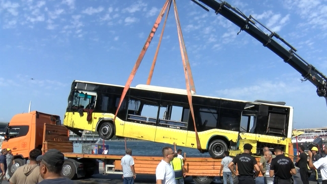 İstanbul'da denize düşen otobüs çıkarıldı 