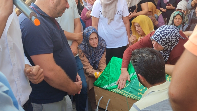 Bursa'da minik Beril'e gözyaşlarıyla veda edildi