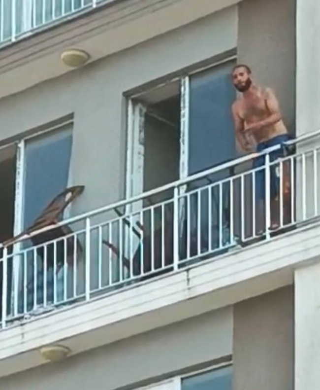 Bornozla cama çıkıp mahalleyi birbirine kattı