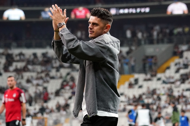 Beşiktaş'ın yeni transferleri tribünlerini selamladı