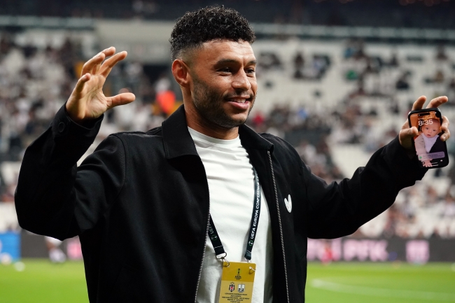 Beşiktaş'ın yeni transferleri tribünlerini selamladı
