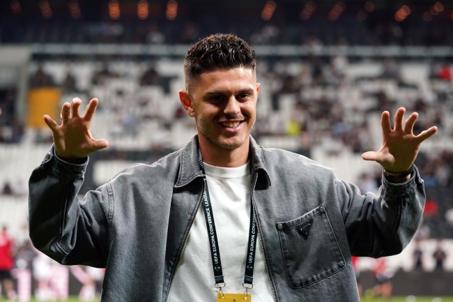 Beşiktaş'ın yeni transferleri tribünlerini selamladı