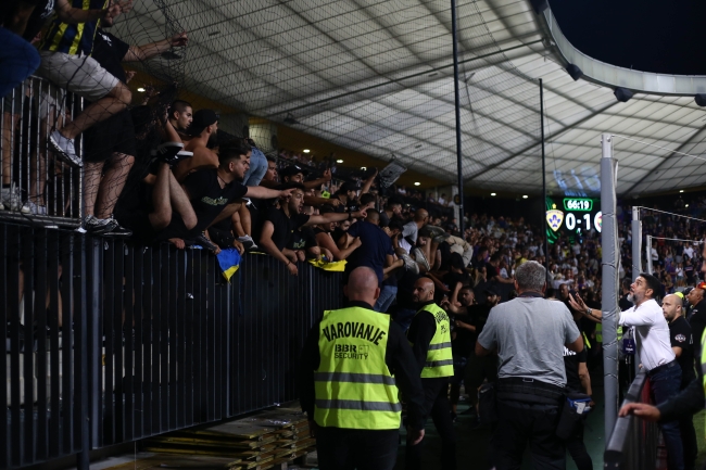 Fenerbahçe taraftarları stat dışına çıkarıldı