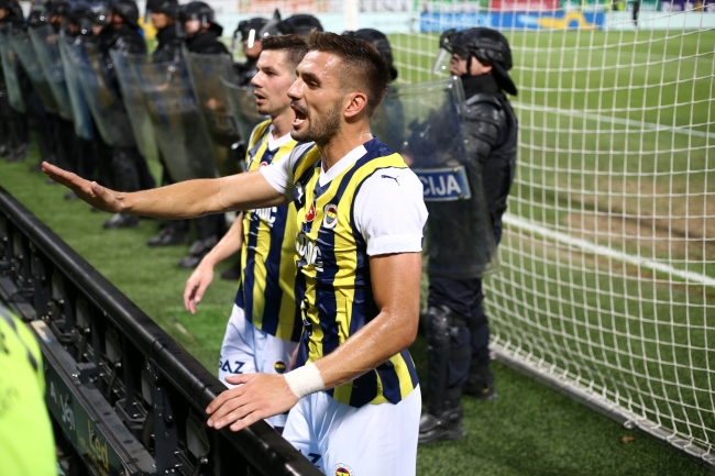 Fenerbahçe taraftarları stat dışına çıkarıldı
