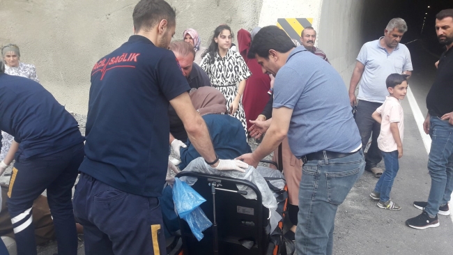 Artvin'de lastiği patlayan minibüs devrildi: 11 yaralı