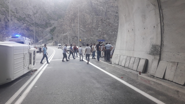 Artvin'de lastiği patlayan minibüs devrildi: 11 yaralı