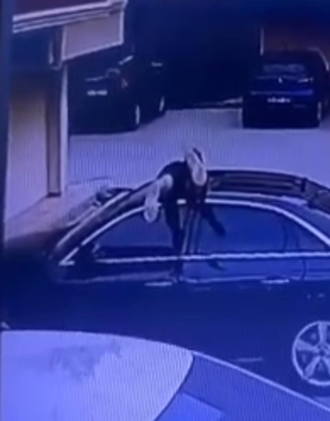 Bursa'da hırsız cam tavandan girdi