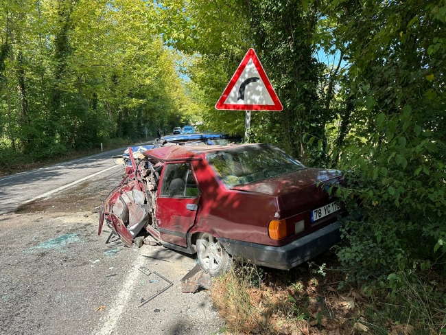 Kavşakta iki otomobil kafa kafaya çarpıştı