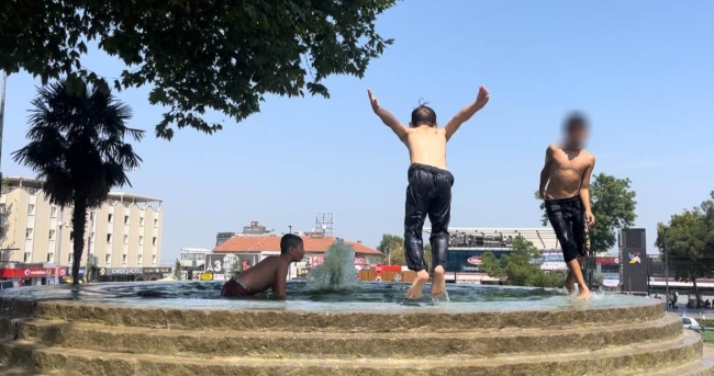 Sıcaklardan bunalan çocuklar çareyi süs havuzunda buldu
