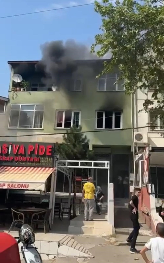 Bursa'da sinir krizi geçiren kişi evini yaktı